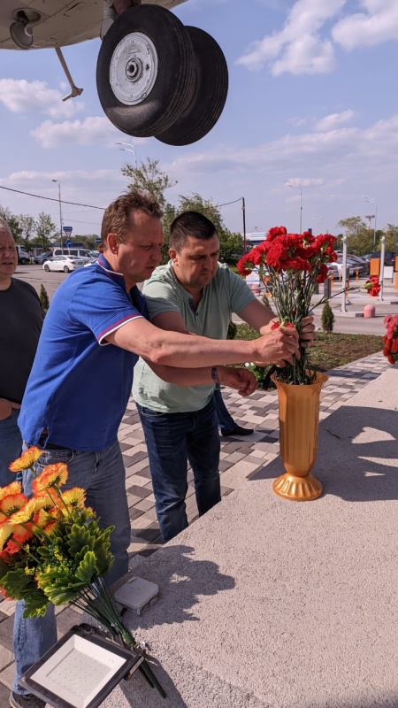 Возложение цветов создателю авиации МЧС России