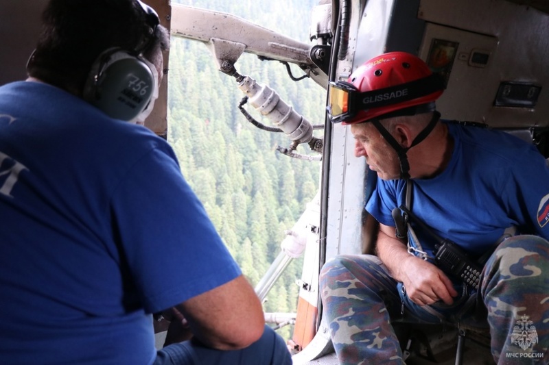 Спасатели МЧС России двумя группами ведут поиск  пропавших в горах туристов