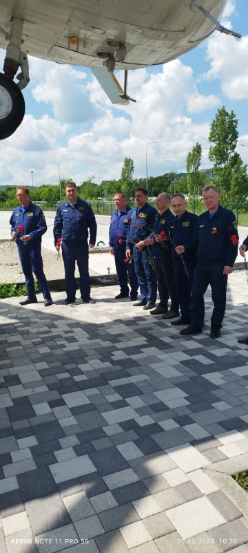 Возложение к мемориалу Авиаторам МЧС России