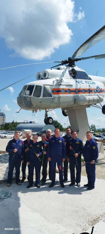 Возложение к мемориалу Авиаторам МЧС России