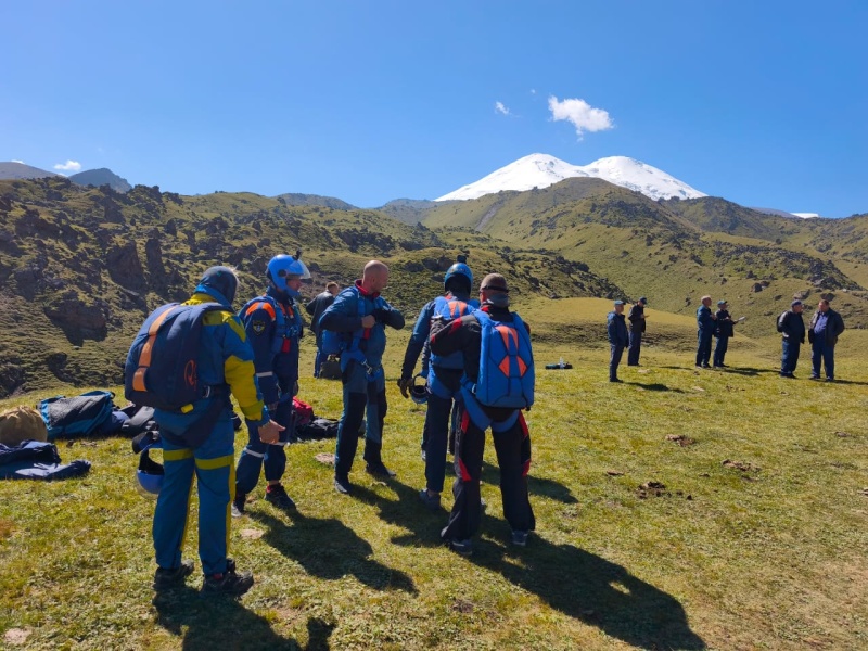 В сентябре 2025 года проведены сборы с лётным составом авиации МЧС России по подготовке к действиям в горной местности  (г. Минеральные Воды).