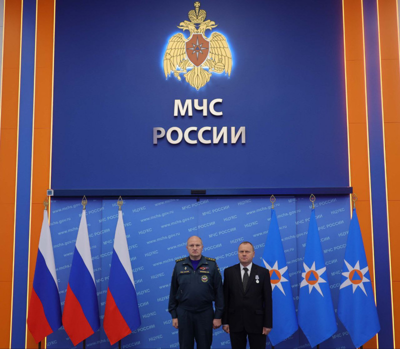 Александр Куренков вручил государственные награды личному составу МЧС России