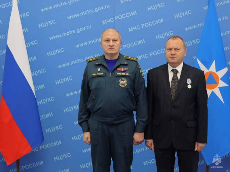 Александр Куренков вручил государственные награды личному составу МЧС России