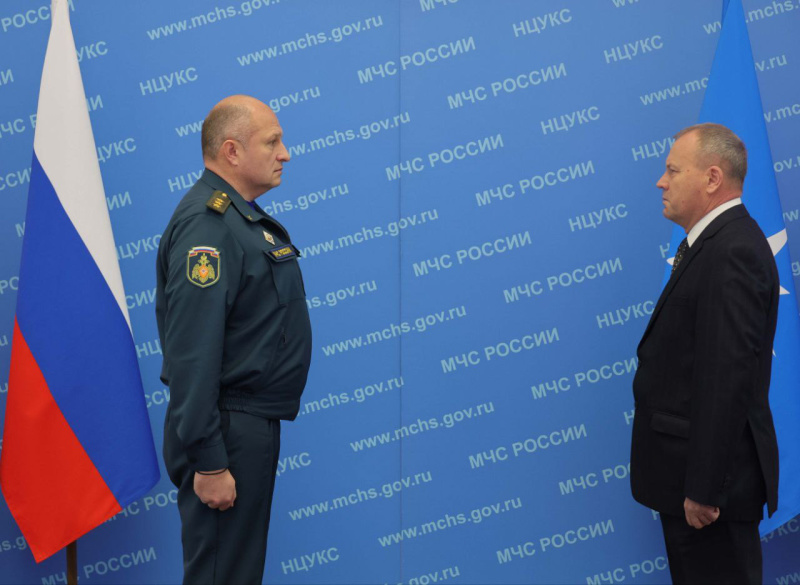 Александр Куренков вручил государственные награды личному составу МЧС России