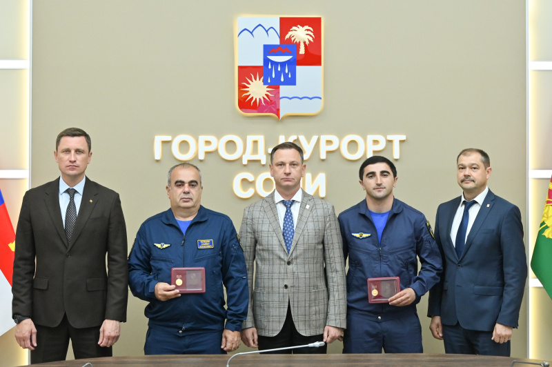 Глава Сочи наградил лётчиков